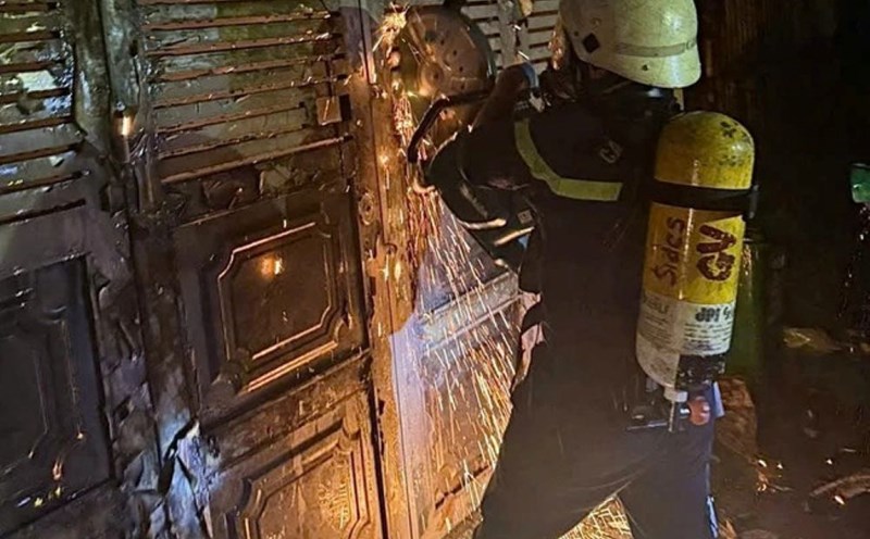Firefighting forces tried to break the door to put out the fire and provide rescue. Photo: Dong Hoang