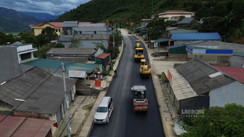 Sur le chantier de construction a ameliore l'autoroute 279 reliant le Lao Cai - Lai Chau. Photo: Dinh Dai