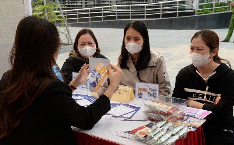 Many workers over 35 years old have registered to receive unemployment and vocational training benefits at the Hanoi Employment Service Center. Photo: Quynh Chi