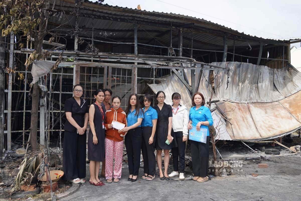 각급 노동조합은 화재 후 조합원 가정을 방문하여 격려하고 지원합니다. 사진: 탄 안