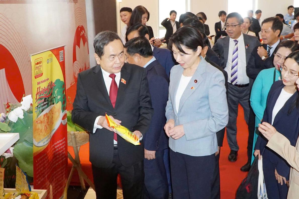 Chu tich Quoc hoi Tran Thanh Man gioi thieu san pham cho dai bieu. Anh: Van Duong