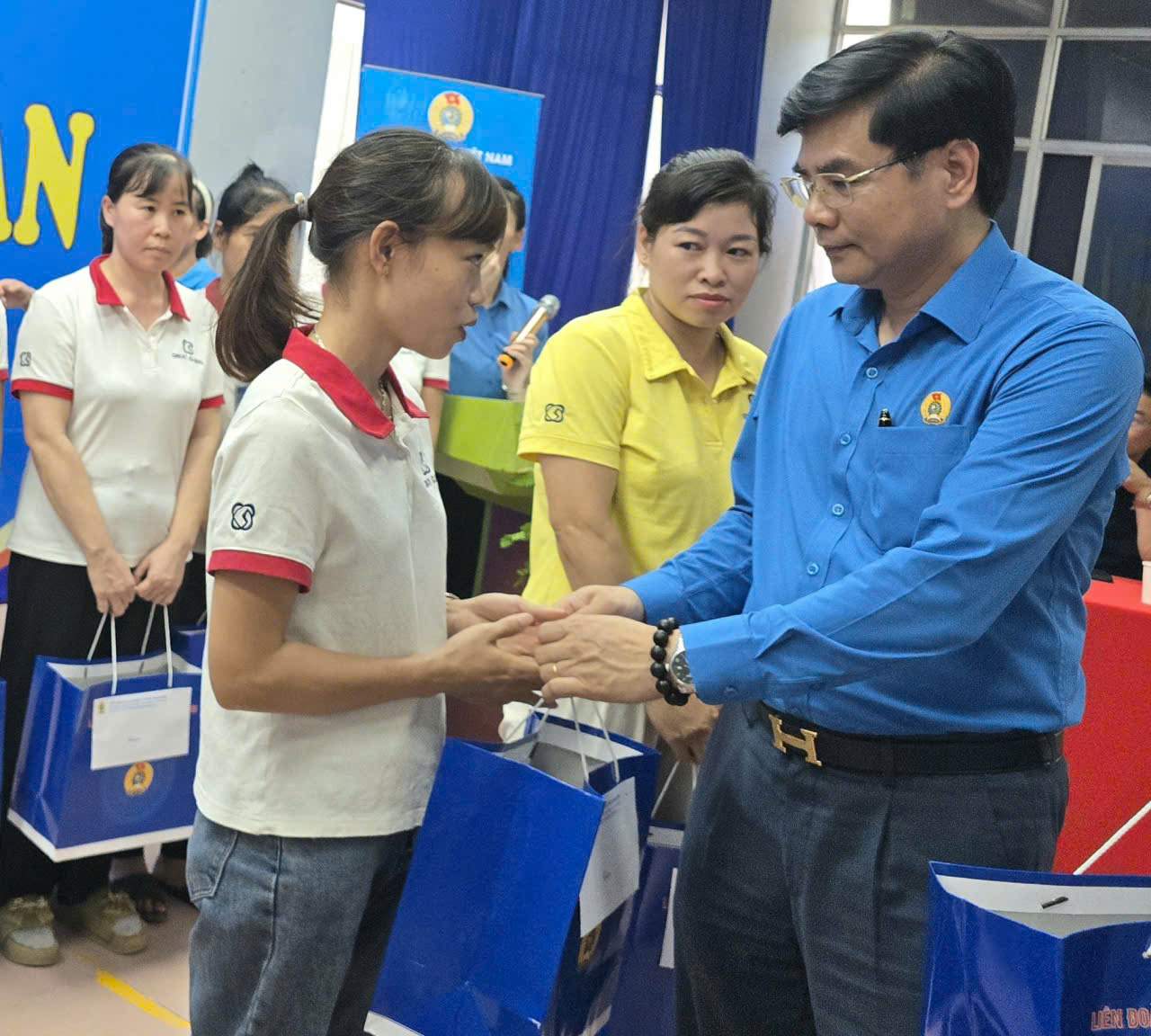 Ong Nguyen Hai Long - Chu tich LDLD tinh Ninh Binh trao qua cho CNLD co hoan canh kho khan tai Cong ty TNHH Great Global International. Anh: Dieu Anh