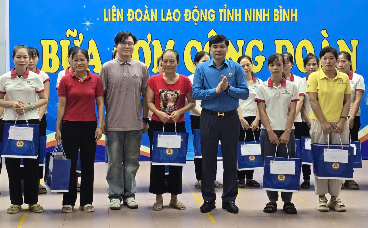 100 suat qua tri gia 80 trieu dong da duoc trao den tan tay CNLD co hoan canh kho khan tai Cong ty TNHH Great Global International. Anh: Dieu Anh