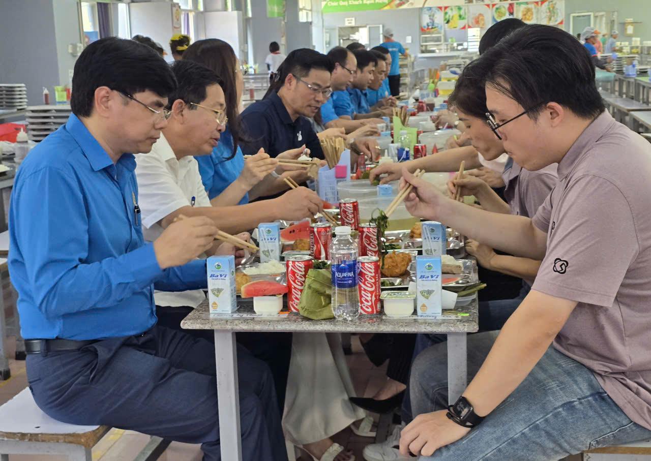 Lanh dao LDLD tinh Ninh Binh an com cung CNLD tai nha an cua Cong ty TNHH Great Global International. Anh: Dieu Anh