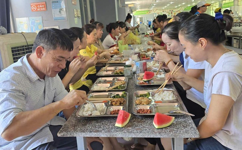 Nearly 1,400 union members and employees at Great Global International Company Limited attended the "Union Meal". Photo: Dieu Anh