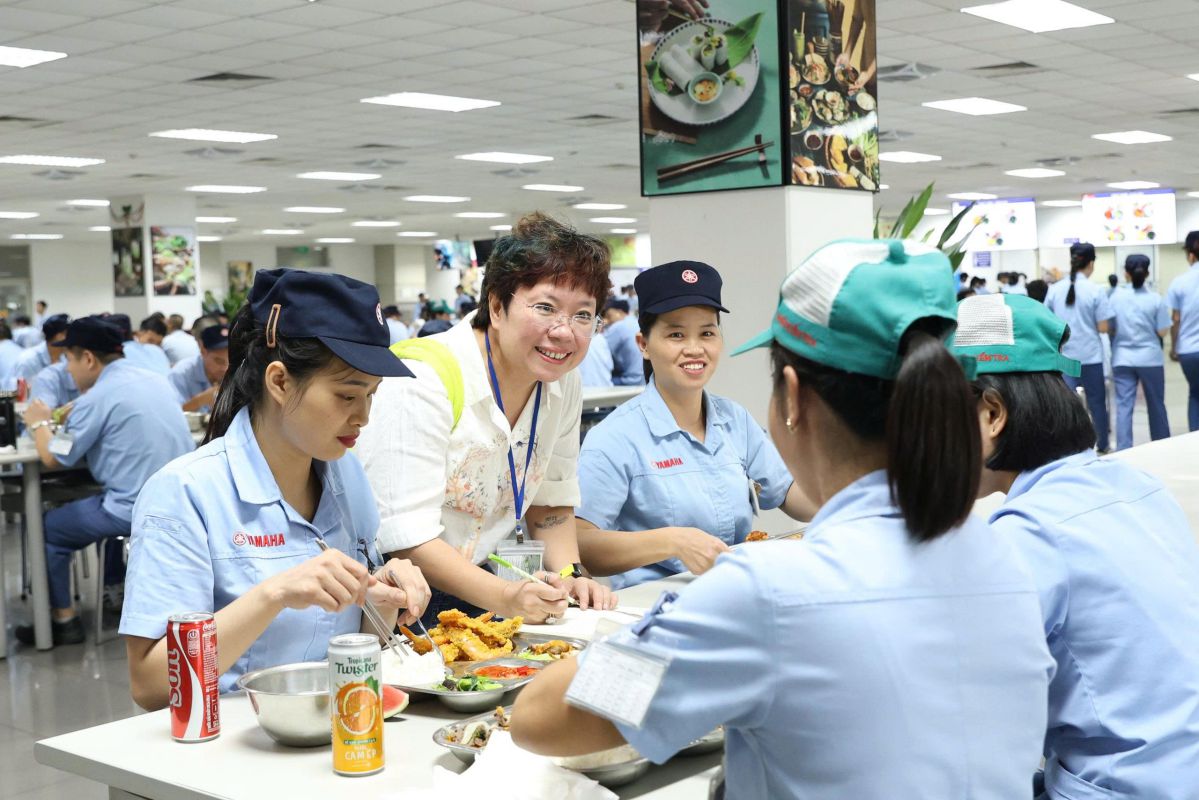 Reporters discuss with workers of Yamaha Motor Vietnam Co., Ltd. at the Trade Union Meal program. Photo: Manh Quan