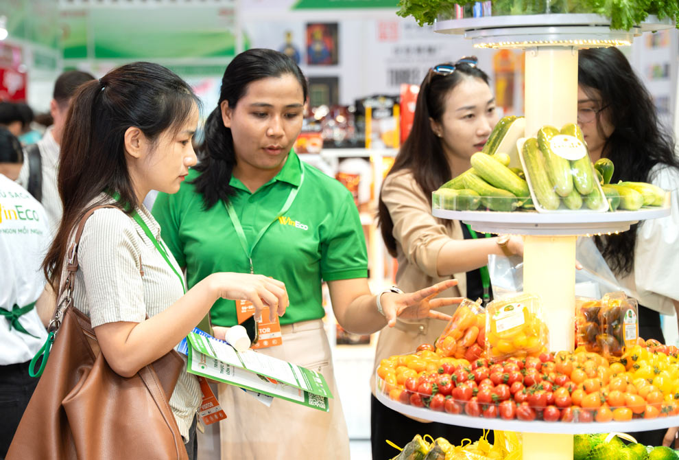 Lan dau tham gia Vietfood, WinEco gioi thieu cac dong rau qua huu co, dat chuan VietGAP & GlobalGAP Anh: Hong Van