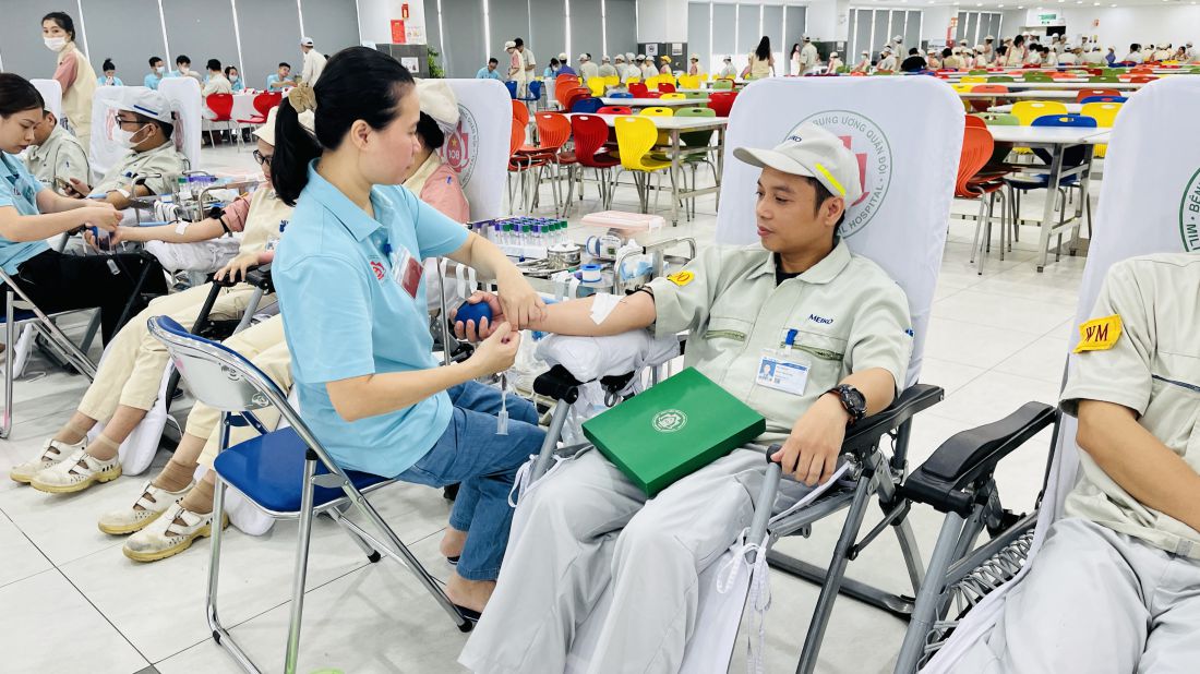 Mr. Phan Thanh Hai - Chairman of the Trade Union of Meiko Vietnam Co., Ltd. - participated in voluntary blood donation. Photo: Hai Nam