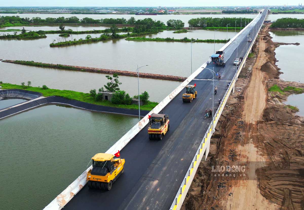 The Red River overpass connecting Hung Yen - Ninh Binh before the opening date. Photo: Luong Ha