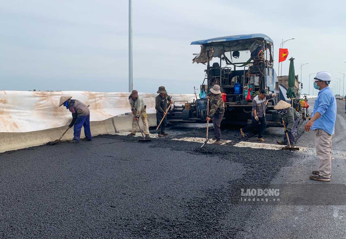 Cong nhan lao dong miet mai lam viec de cong trinh 