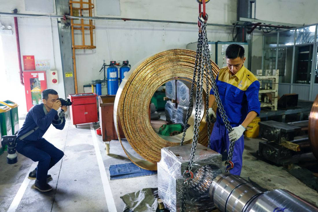 Phong vien Nguyen Dinh Hai tac nghiep tai Khu cong nghiep Quang Minh, Ha Noi. Anh: Nhan vat cung cap