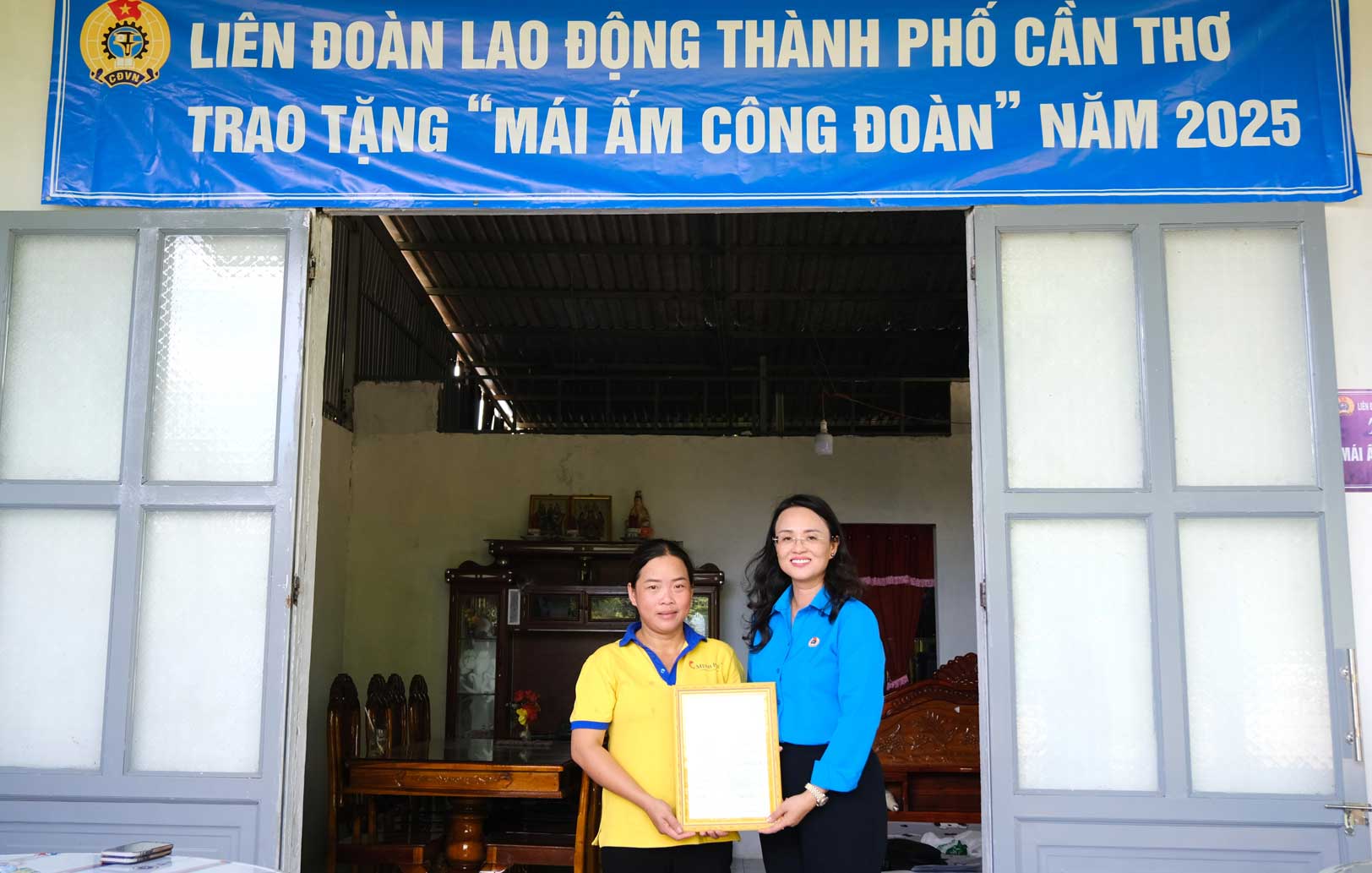 Chu tich LDLD TP Can Tho Le Thi Suong Mai trao quyet dinh trao tang Mai am Cong doan cho doan vien Duong Thi Ngoc. Anh: My Ly