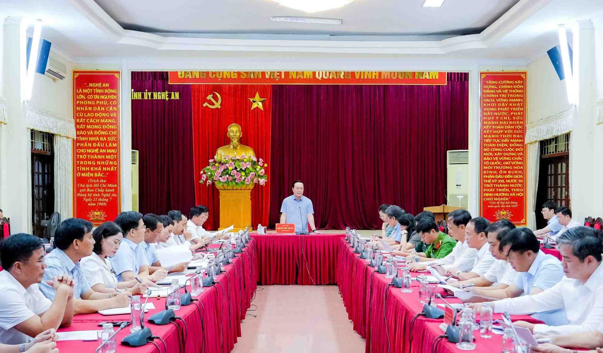 Dong chi Nguyen Duc Trung - Bi thu Tinh uy, Truong ban Chi dao chu tri phien hop thu nhat cua Ban Chi dao giai phong mat bang Du an duong sat toc do cao tren truc Bac - Nam tinh Nghe An. Anh: Pham Bang