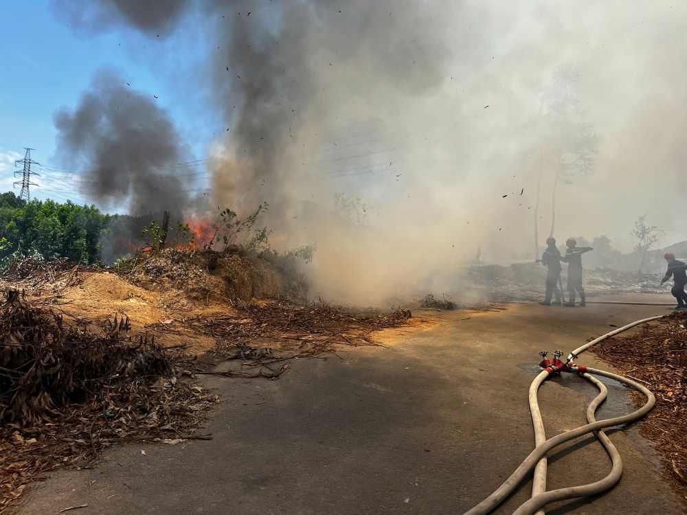 ダナン市墓地で発生した3 000平方メートルの土壌火災を鎮火。写真:クオック・ズン