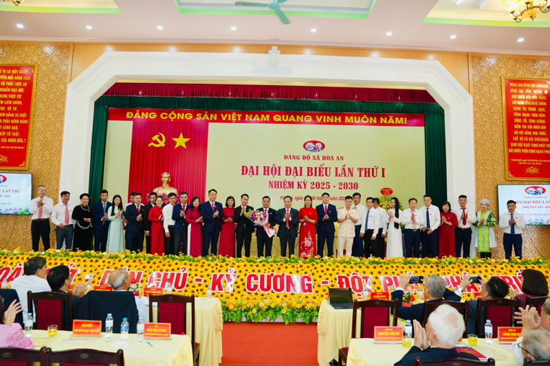 Ban chap hanh Dang bo nhan hoa chuc mung, cac dai bieu cho bieu quyet tai dai hoi. Anh: Tan Van