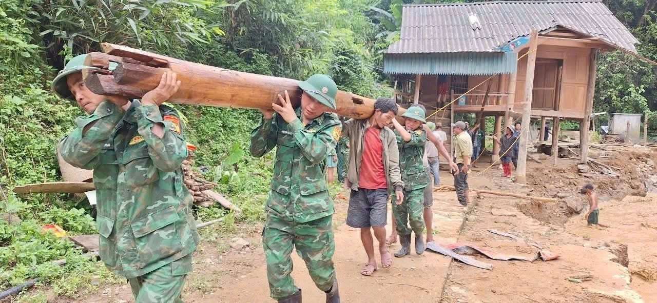Luc luong vu trang Nghe An ho tro nhan dan khac phuc hau qua mua lu. Anh: Ngoc Anh