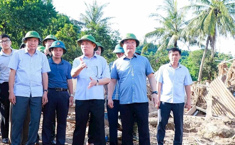 Deputy Prime Minister Ho Duc Phoc inspected the work of overcoming the consequences of floods in Xieng Tam village (My Ly commune, Nghe An), on August 4. Photo: Thanh Duy