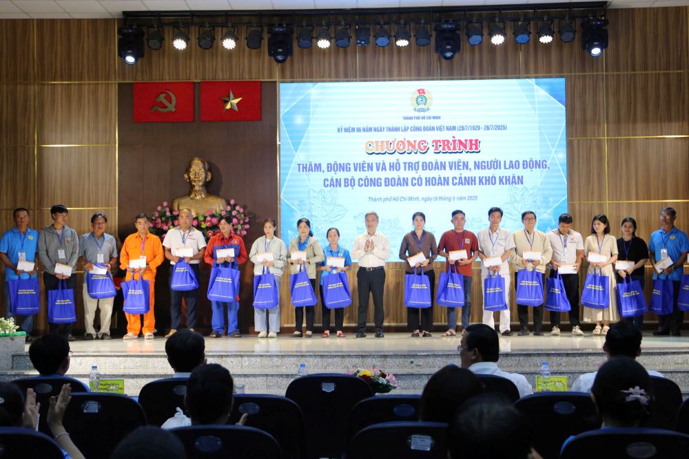Ong Dang Minh Thong – Pho Bi thu Thanh uy TPHCM trao tang qua cho doan vien, nguoi lao dong, can bo cong doan co hoan canh kho khan. Anh: Minh Tam