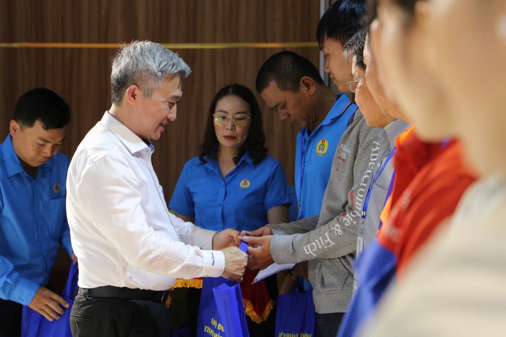 Dang Minh Thong 호치민시 당위원회 부서기장이 빈곤 조합원 빈곤 노동자 어려운 상황에 처한 노동조합 간부에게 선물을 전달하고 있습니다. 사진: Minh Tam