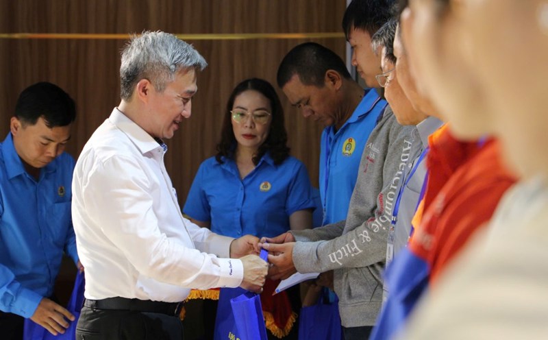 Mr. Dang Minh Thong - Deputy Secretary of the Ho Chi Minh City Party Committee presented gifts to union members, workers, and union officials in difficult circumstances. Photo: Minh Tam