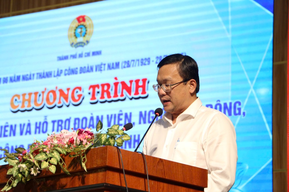Ong Phan Hong An - Pho Chu tich Uy ban MTTQ Viet Nam TPHCM phat bieu tai buoi le. Anh: Minh Tam