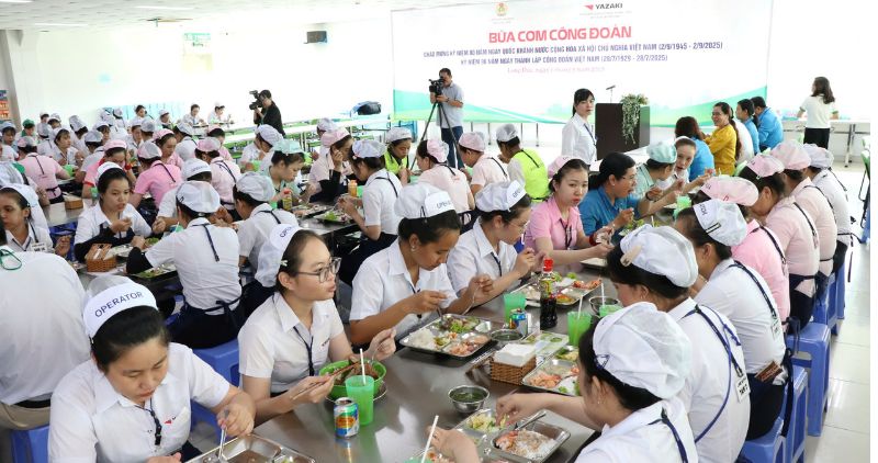 Cong nhan dung bua trong khong khi am cung tai chuong trinh Bua com Cong doan. Anh: LDLD tinh Vinh Long