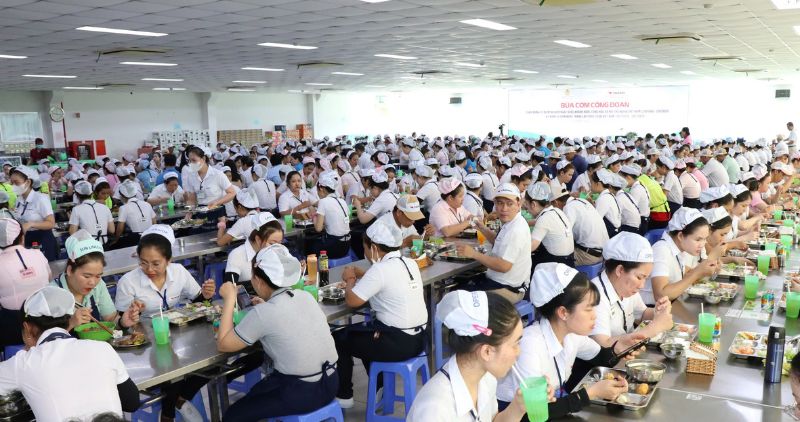 노동자들이 노동조합 점심 프로그램에서 따뜻한 분위기 속에서 식사를 하고 있습니다. 사진: 빈롱성 노동총연맹