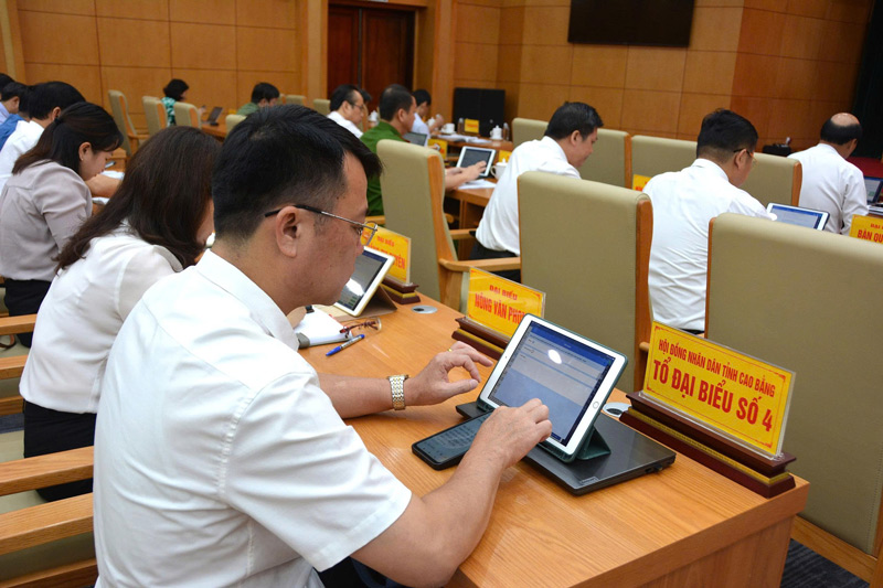 Delegates gave their opinions via the electronic system. Photo: Minh Tuan