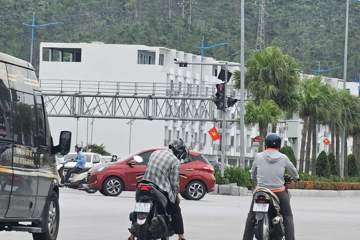 Đèn tín hiệu giao thông hình mũi tên đặt xa vạch dừng đèn đỏ 100m, người tham gia giao thông quan sát rất khó khăn. Ảnh: Diệu Hoàng