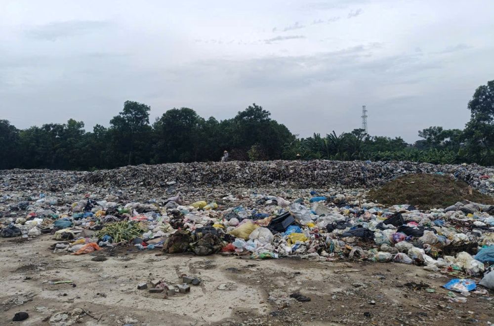 Bên trong bãi rác, với đủ các loại phế thải chất thành đống, rộng hàng ...