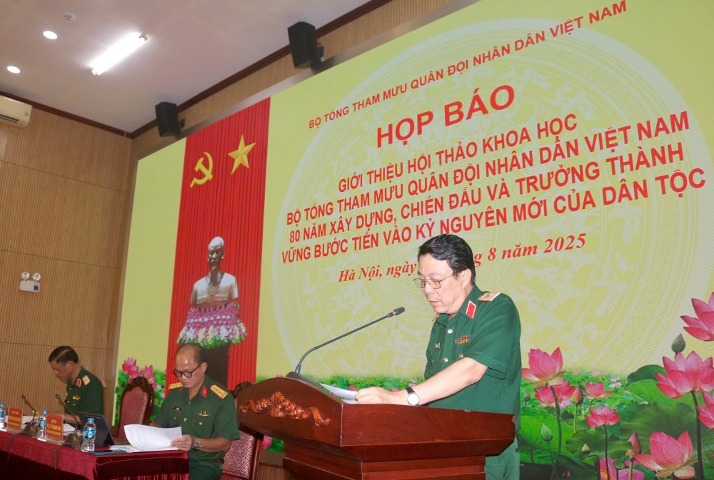 Major General Nguyen Xuan Thuy - Deputy Director of the Propaganda Department - spoke at the workshop. Photo: An Chi