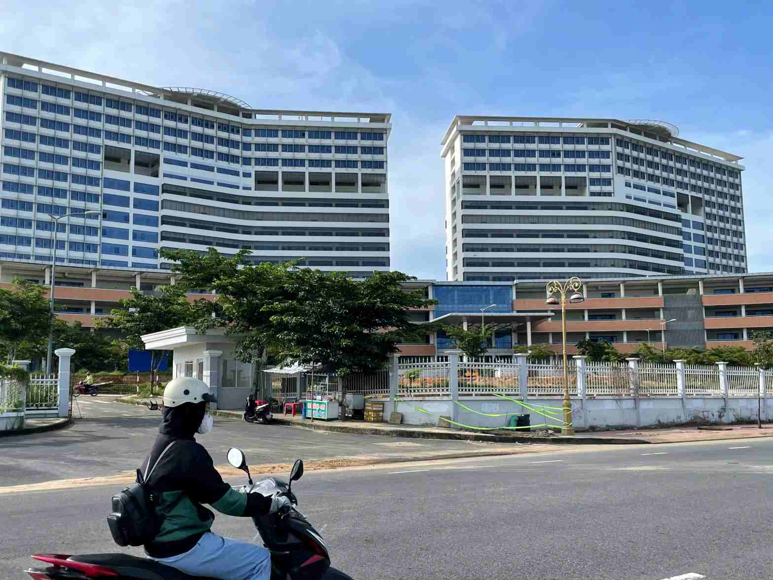 Du an Benh vien 1.500 giuong xay dung hon 10 nam van chua hoan thanh. Anh: Dinh Trong