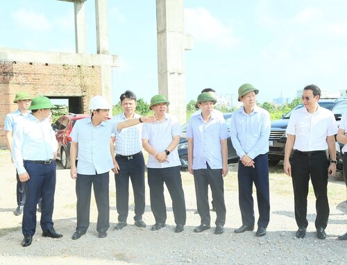 Pho Chu tich thuong truc UBND tinh Nguyen Quang Hung kiem tra cong tac chuan bi le khoi cong du an Benh vien Da khoa Thai Binh. Anh: Cong TTDT tinh Hung Yen