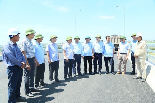 Nguyen Quang Hung氏は、Hung Yen州を通る沿岸道路プロジェクトの建設進捗状況を確認しました。写真：Hung Yen州のポータル