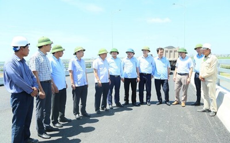 Mr. Nguyen Quang Hung inspected the construction progress of the coastal road project through Hung Yen province. Photo: Hung Yen Provincial Portal