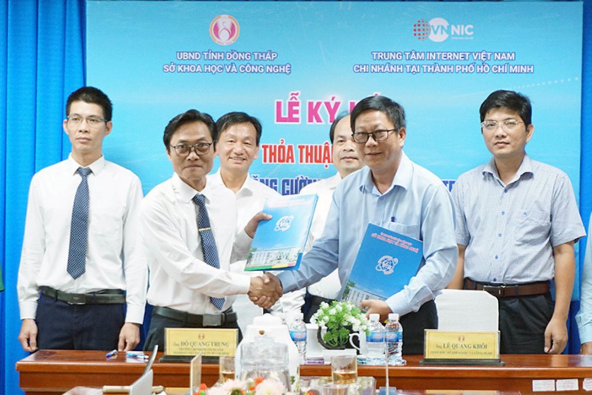 Ong Le Quang Khoi - Giam doc So Khoa hoc va Cong nghe tinh Dong Thap (phai anh) cung ong Do Quang Trung - Truong Chi nhanh VNNIC thong nhat ky ket hop tac tang cuong quan ly, phat trien tai nguyen Internet. Anh: Cong thong tin dien tu Dong Thap