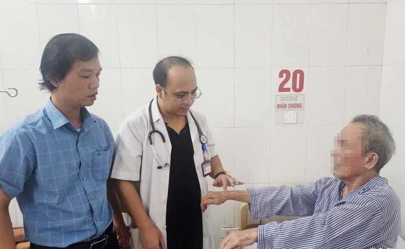 Patient C in Dong Loc commune recovered well after suffering a stroke and was treated by doctors at Ha Tinh General Hospital. Photo: Nhat Thang.