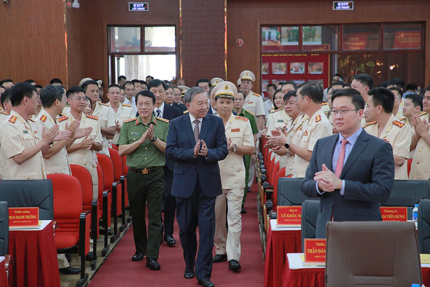General Secretary To Lam and leaders of the Ministry of Public Security visited and worked at the Criminal Police Department. Photo: Hien Hoa