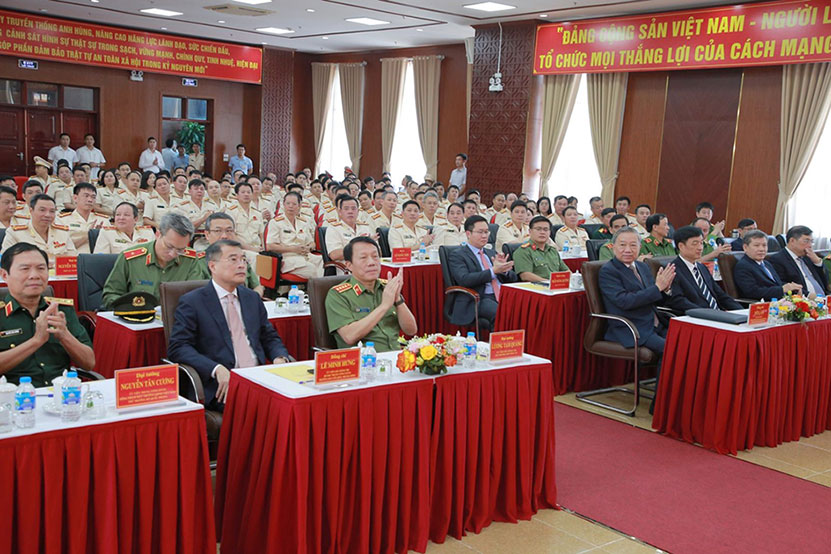 Toan canh buoi lam viec cua Tong Bi thu tai Cuc Canh sat hinh su. Anh: Hien Hoa