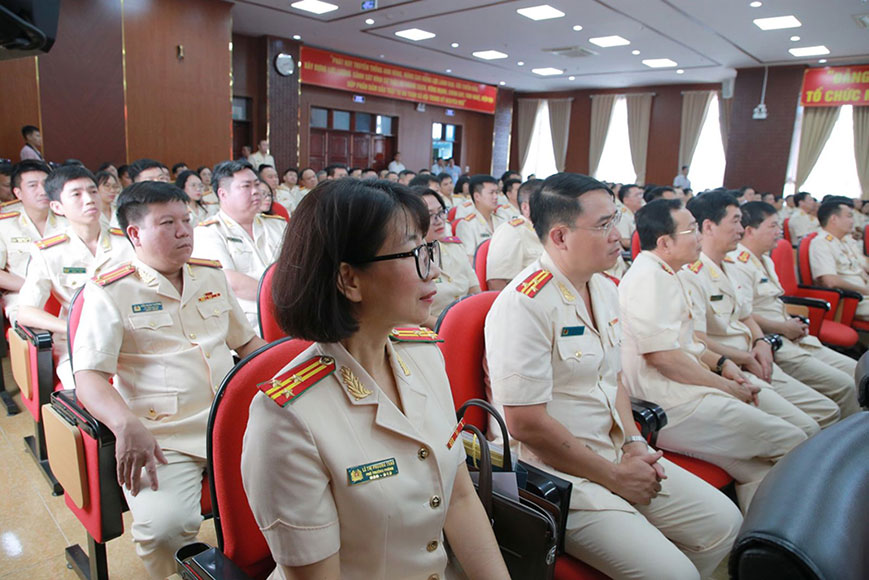 Cac can bo cong an tham du buoi tham va lam viec cua Tong Bi thu. Anh: Hien Hoa