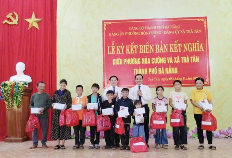 Phuong Hoa Cuong tang qua cho tre em kho khan va cam ket ho tro xa Tra Tan phat trien ben vung. Anh: Hong Lai