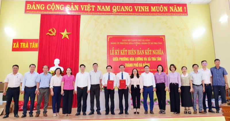 Phuong Hoa Cuong va xa Tra Tan ky ket hop tac, that chat tinh doan ket giua dong bang va mien nui Da Nang. Anh: Hong Lai
