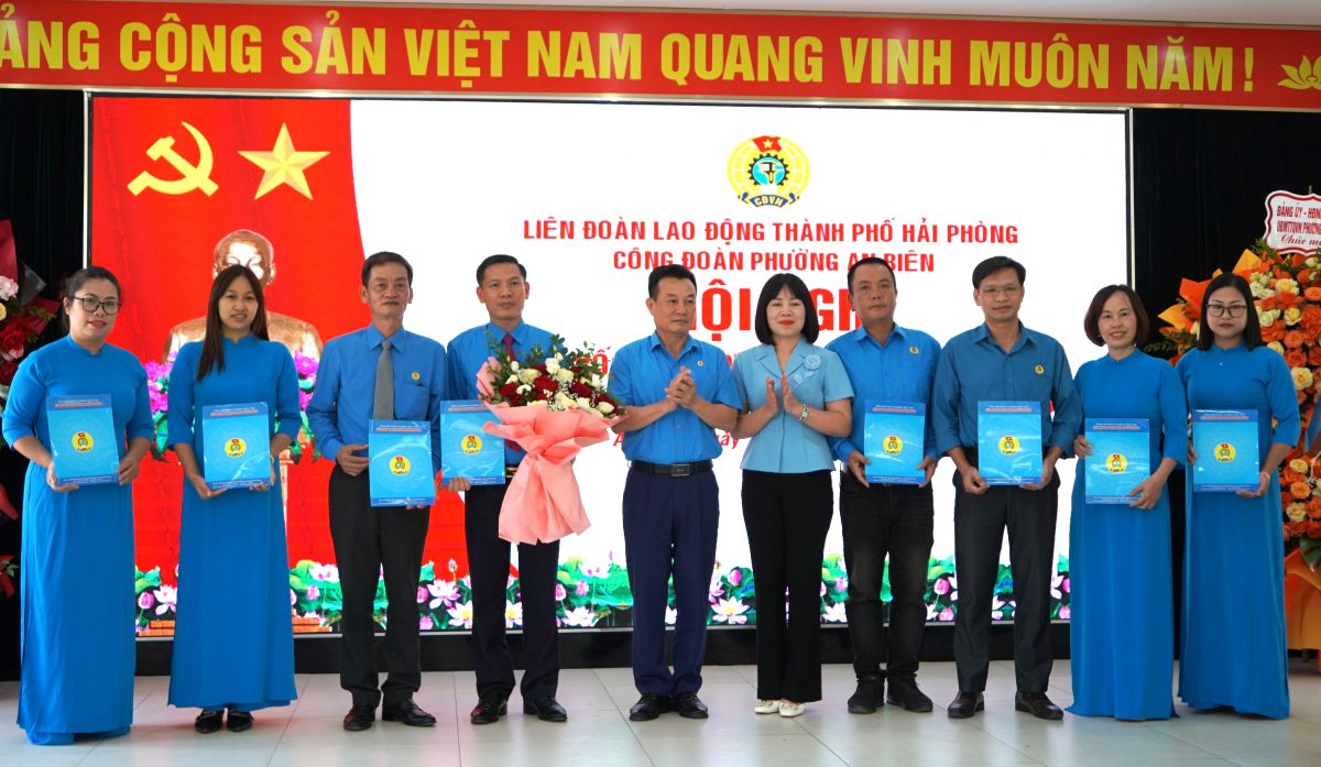The Executive Committee of the Trade Union issued a petition to An Bien and Hai Phong. Photo: Mai Dung