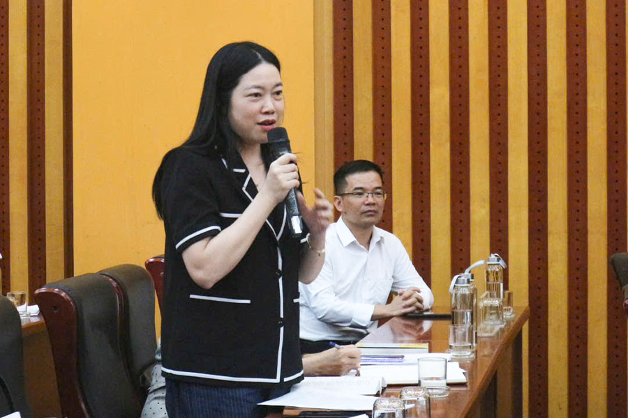 Ba Trinh Thi Thu Huyen - Pho Giam doc So Nong nghiep va Moi truong tinh Lao Cai gop y lien quan den quy hoach, ke hoach su dung dat cap xa. Anh: Huy Hung