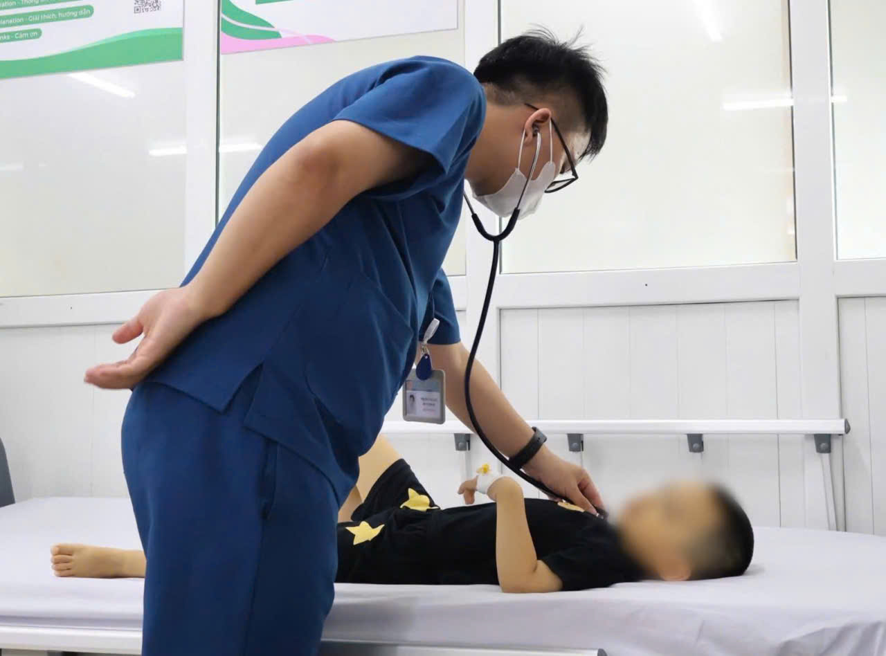 After 2 days of emergency care and treatment at Ninh Binh Obstetrics and Pediatrics Hospital, the baby's health has gradually stabilized. Photo: Cong Thanh