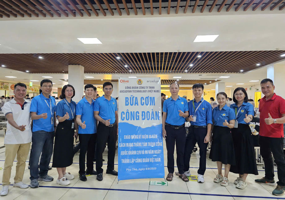 Bua com cong doan tao khong khi vui tuoi, phan khoi, gan ket trong doanh nghiep Phu Tho. Anh: Ha Hien 