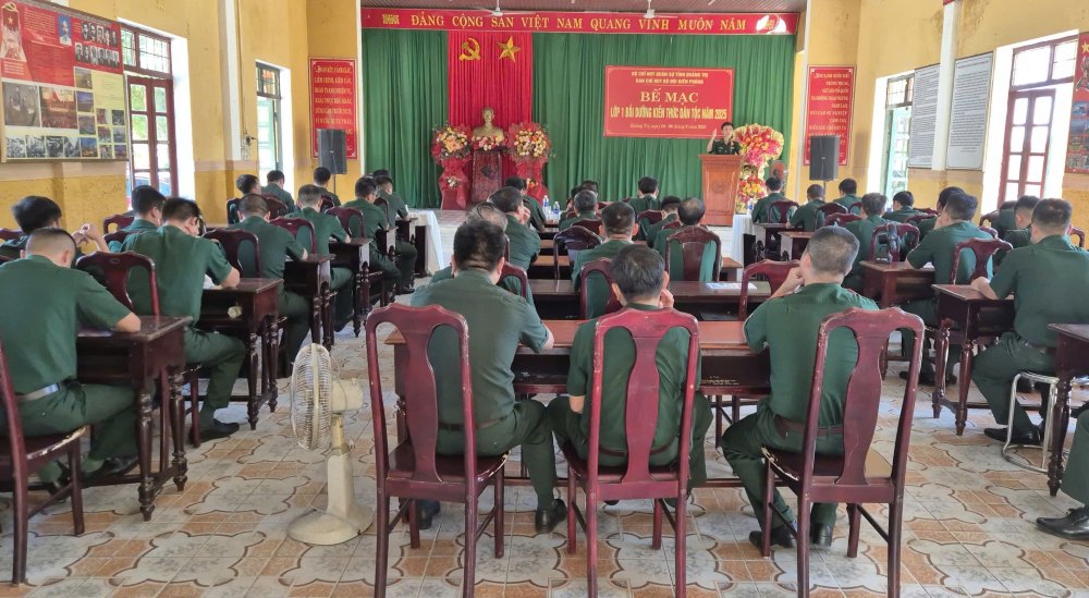Les Garde-frontieres de Quang Tri cultivent les connaissances ethniques pour les cadres des lignes frontalieres.