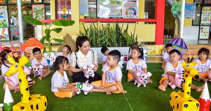 Cô trò Trường Mẫu giáo Hướng Dương, xã Đông Hải, tỉnh Cà Mau hoạt động sinh hoạt ngoài trời, tìm hiểu thế giới xung quanh. Ảnh: Nhật Hồ