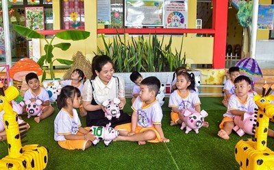 Students of Huong Duong Kindergarten, Dong Hai Commune, Ca Mau Province do outdoor activities and learn about the world around them. Photo: Nhat Ho