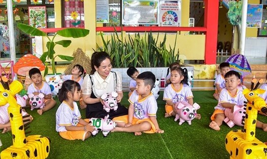 Cô trò Trường Mẫu giáo Hướng Dương, xã Đông Hải, tỉnh Cà Mau hoạt động sinh hoạt ngoài trời, tìm hiểu thế giới xung quanh. Ảnh: Nhật Hồ